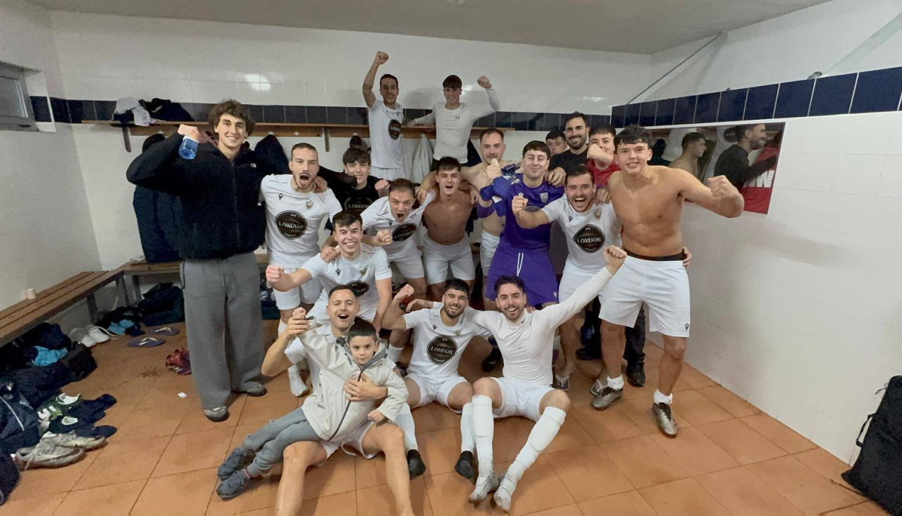 Los jugadores del Soneira celebrando el triunfo en los vestuarios de Pedra Queimada