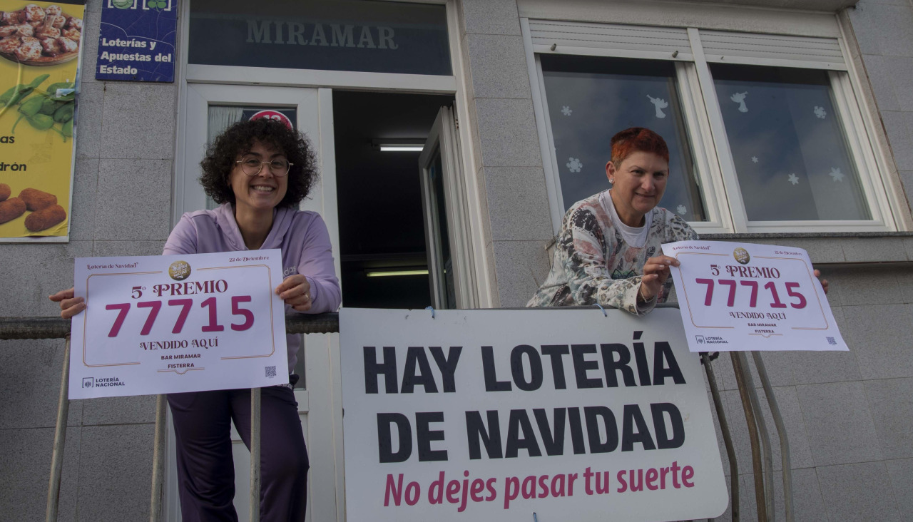 Claudia Canosa y su madre Carmen Castiñeira posan con el número premiado