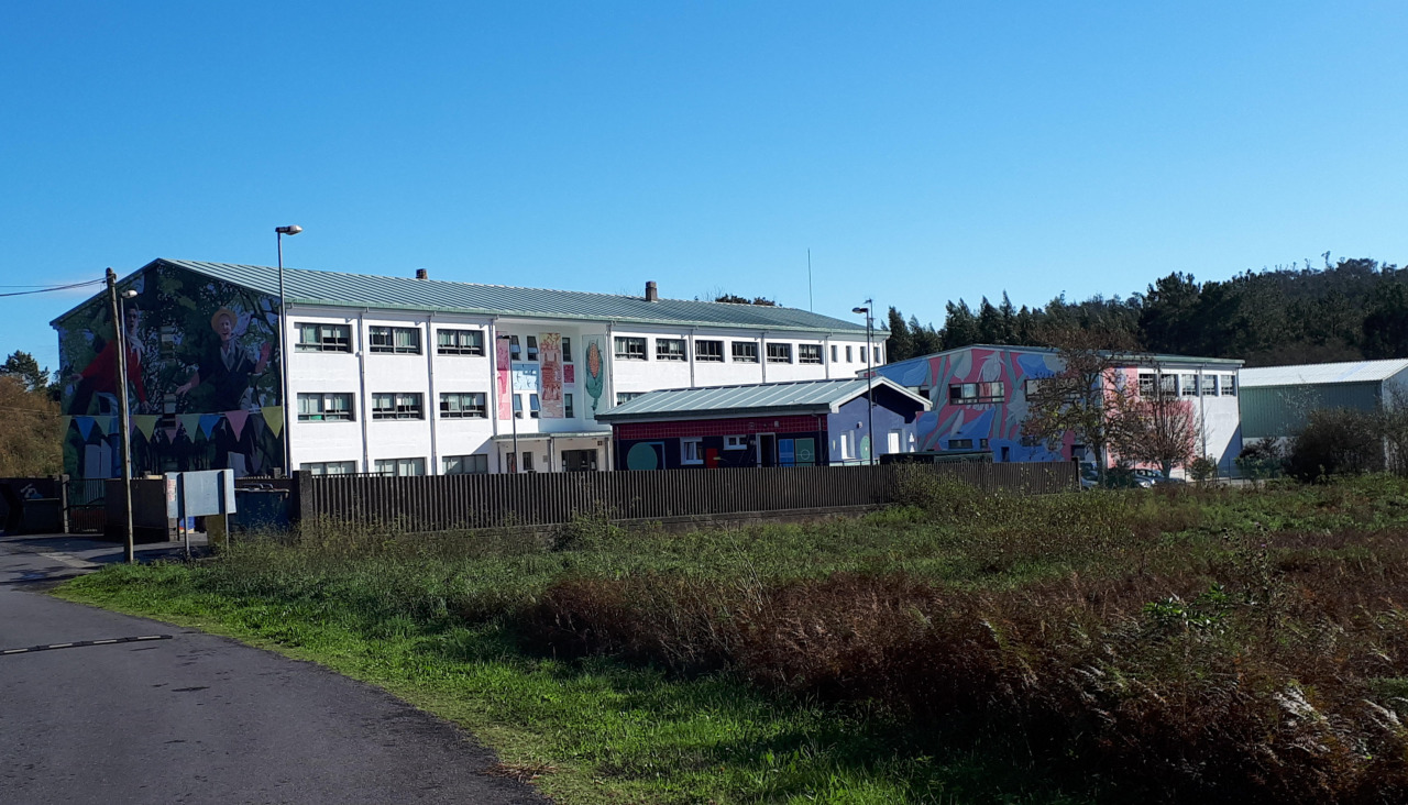 Vista del IES Maximino Romero de Lema, de Baio