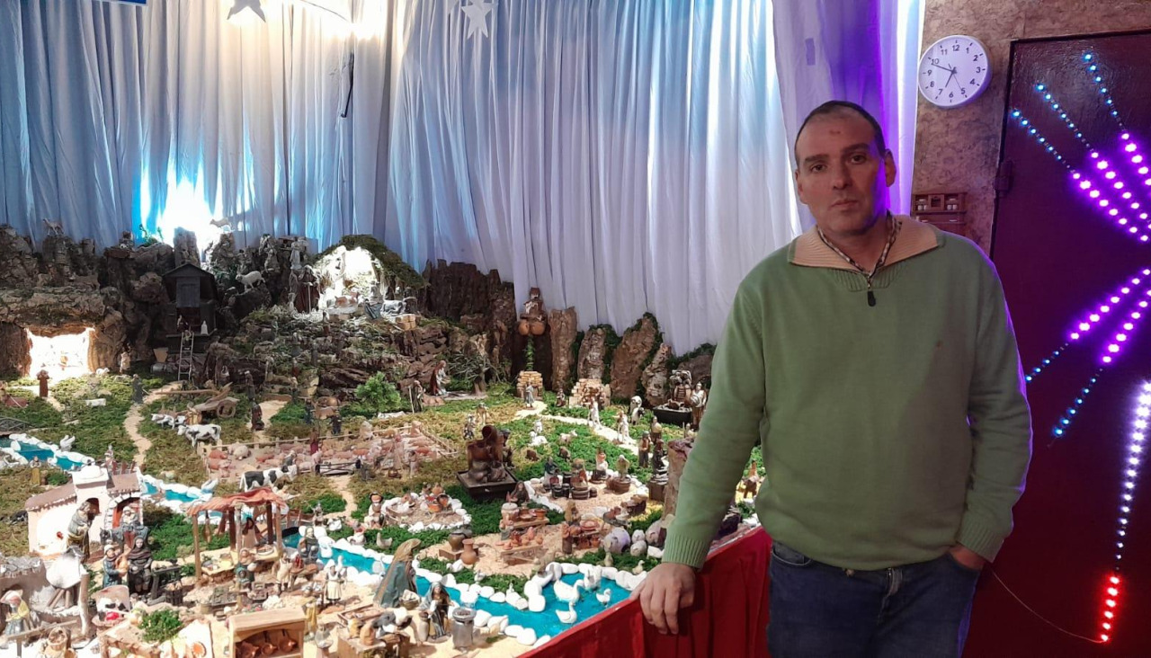 José Manuel Barreiro delante de su Belén