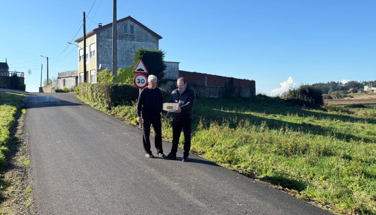 El alcalde, Eduardo Parga, y el edil de Obras, Miguel Fernández, supervisando los trabajos