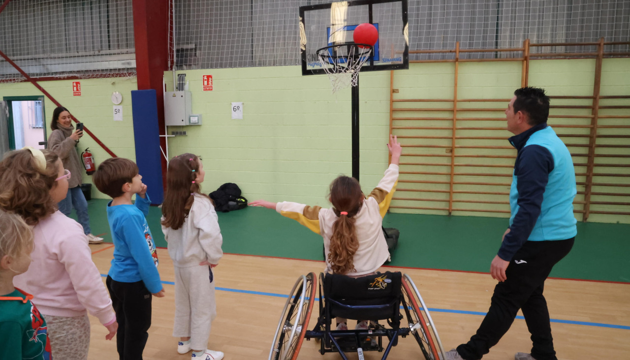 Actividades inclusivas realizadas por Un Paso Máis en el colegio de Sofán