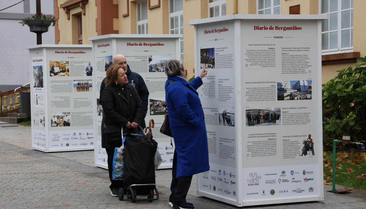 Unas personas visitando la muestra