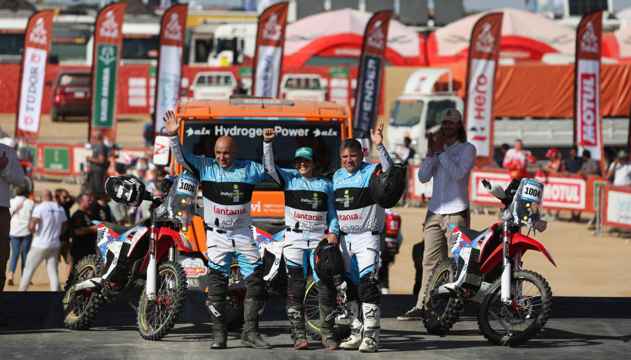 Fran Gómez, junto a Esther Merino y Miguel Puertas, en Arabia Saudí  |  Antonin Vincen