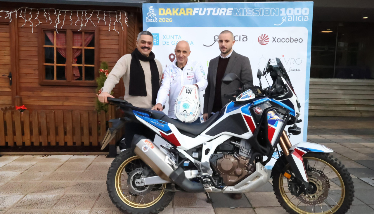 Fran Gómez junto al alcalde de Carballo, Daniel Pérez (i.) y el edil de Deportes, Daniel Barreiro