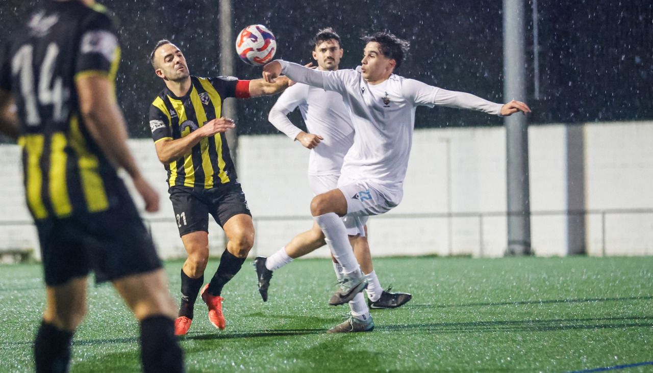 Una acción del Club do Mar-Tordoia disputado el sábado en el Municipal larachés