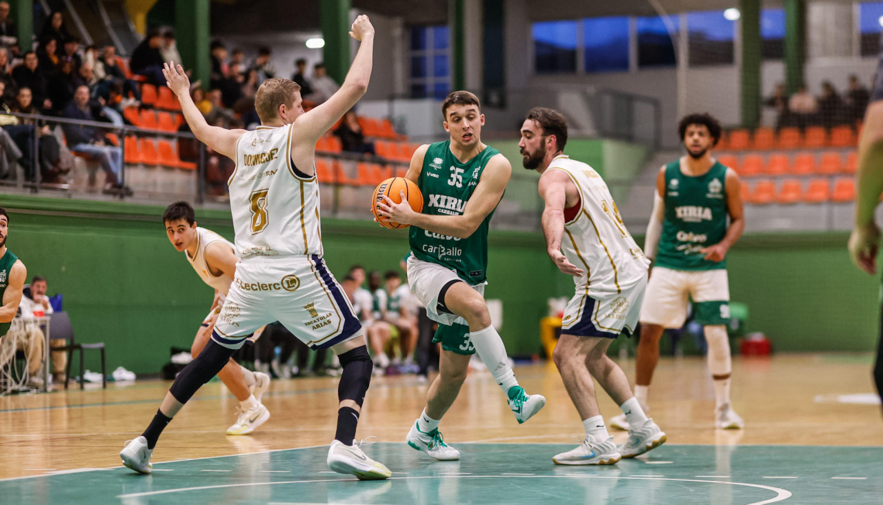 Sergio Yubero intentando una penetración a canasta