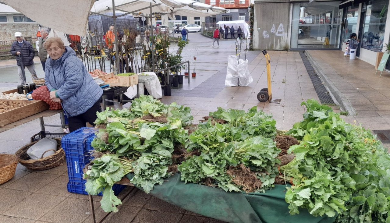 Uno de los puestos de venta, este domingo en la feria de Carballo