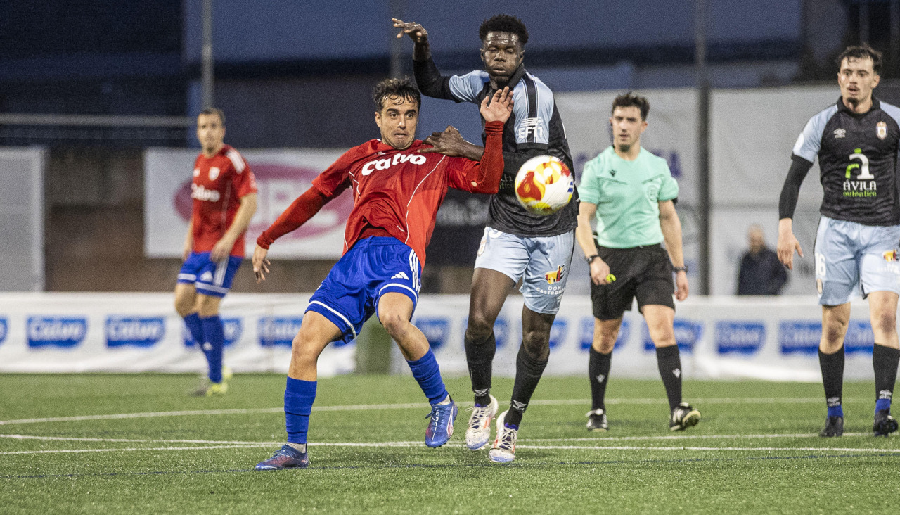 El jugador rojillo Diego pugna por un balón con un jugador del Real Ávila