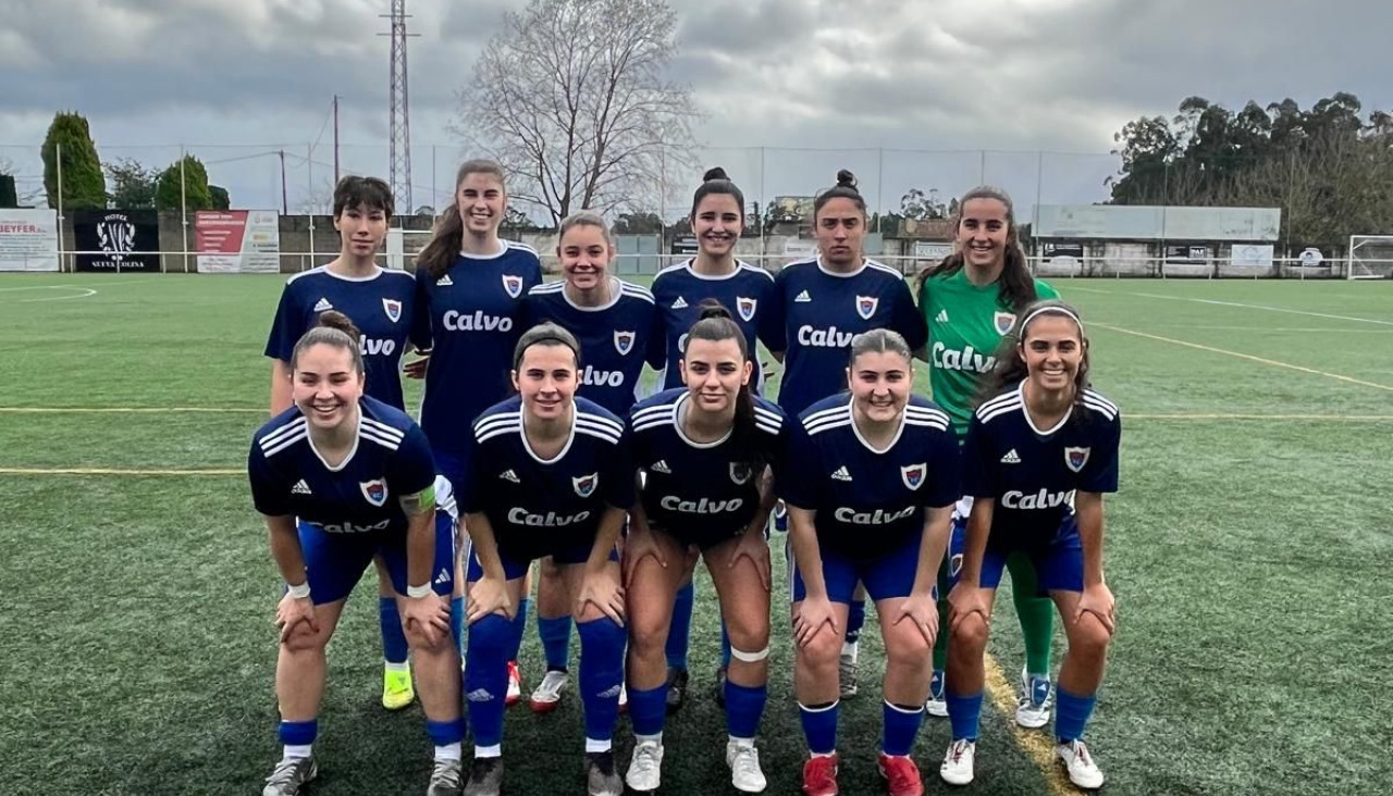 Once incial del Bergantiños Femenino en el campo del Tomiño