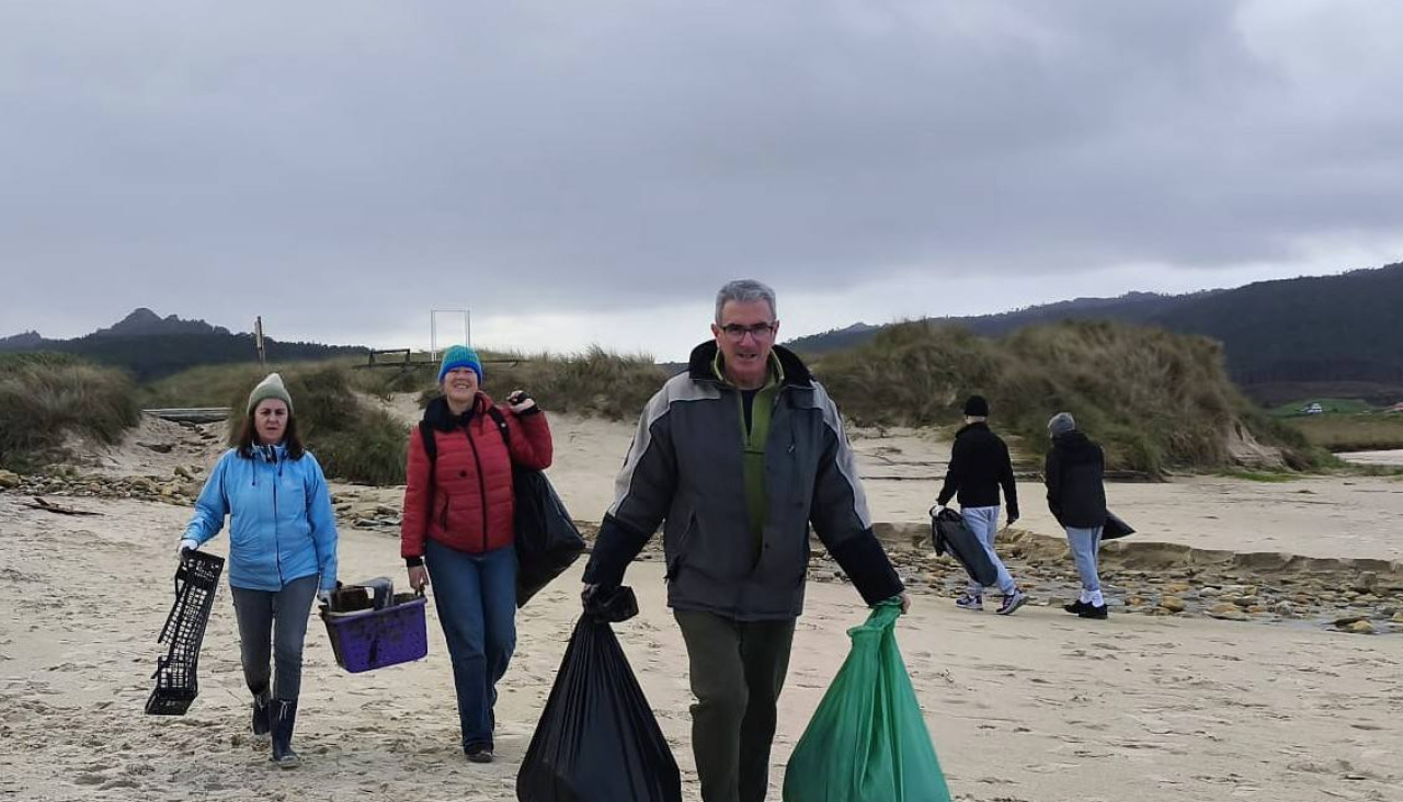 Los participantes acabaron retirando cerca de 400 kilos de basura marina