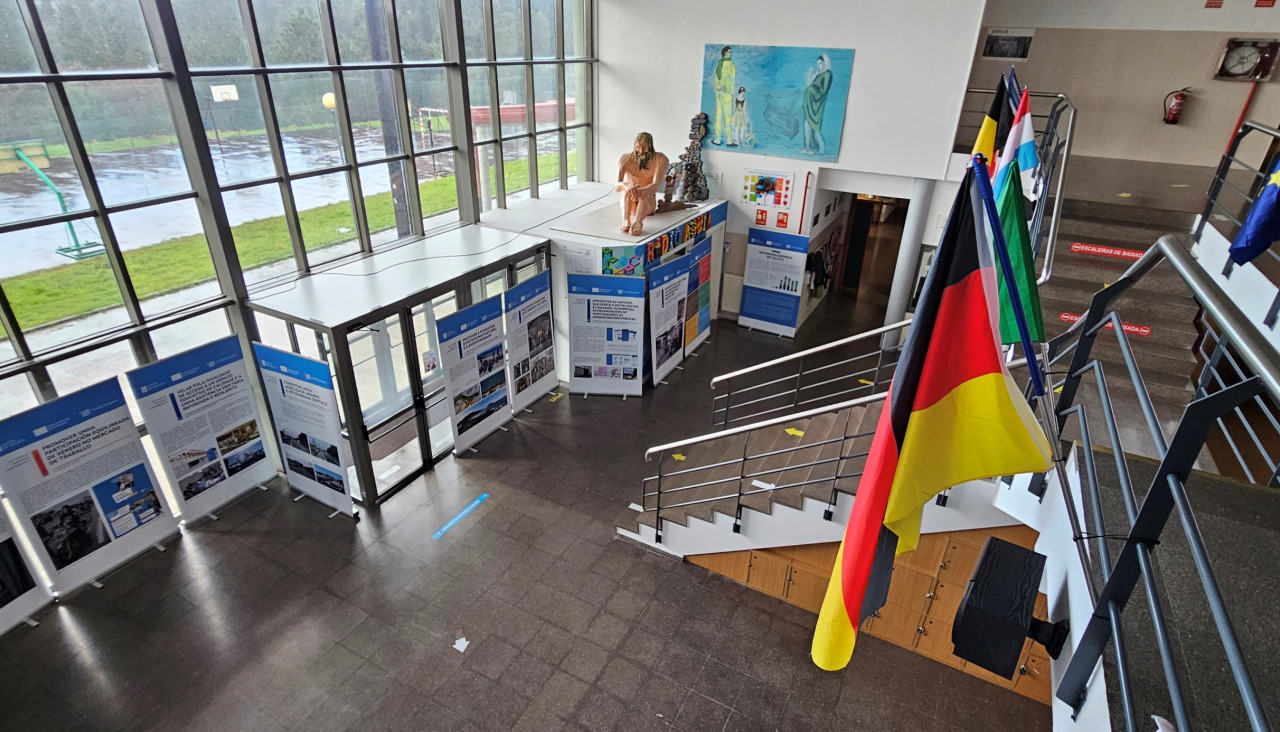 Vista de los paneles informativos en el centro de Ponte do Porto