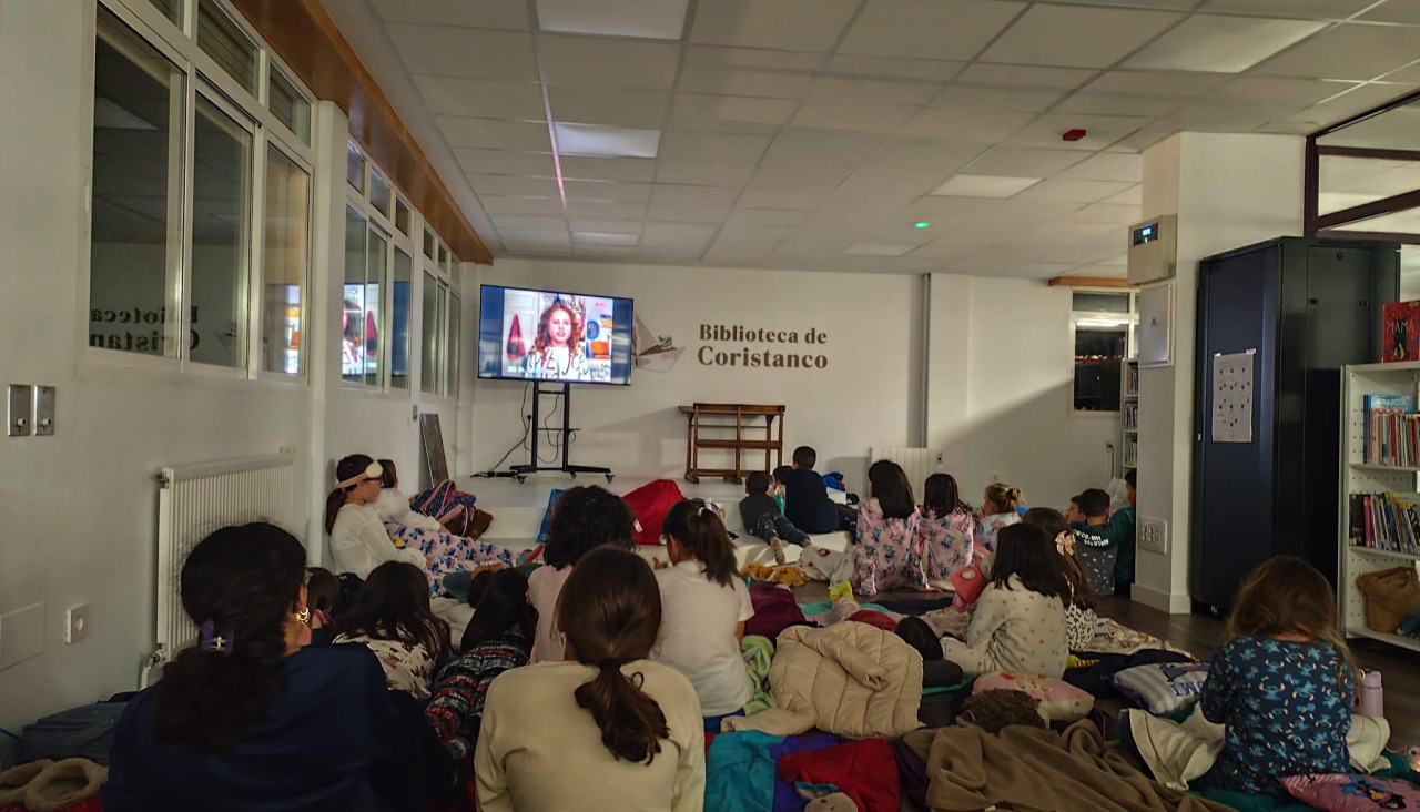 Los niños viendo la película navideña| cedidas