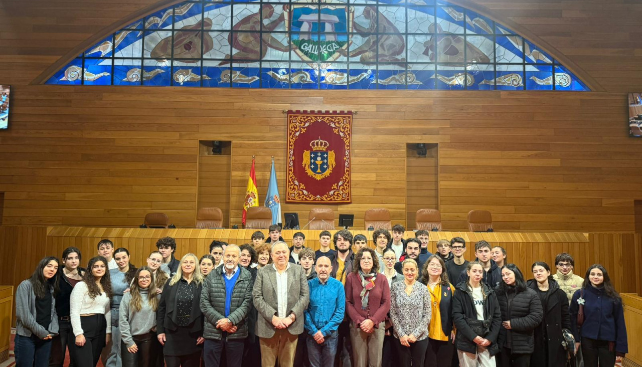 Foto de familia del alcalde y los estudiantes en O Hórreo