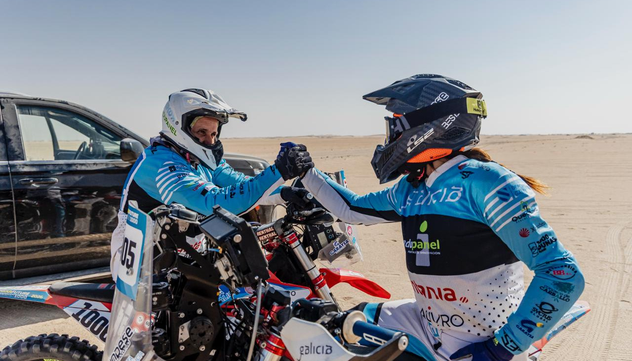 Fran Gómez y Esther Merino saludándose tras llegar primero y segunda a meta en la décima etapa