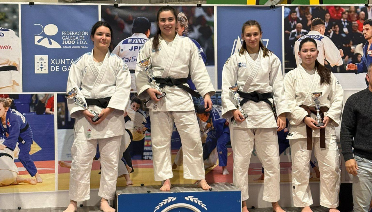 Lucía Pazos y Aroa Blanco en el segundo y tercer escalón del podio
