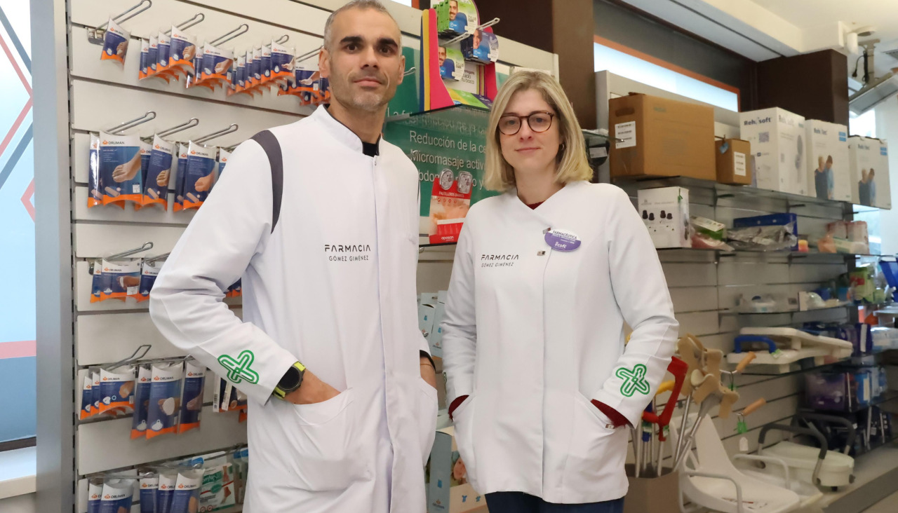 Luis Gómez y María Giménez, los encargados del establecimiento donde hasta ayer estaba la farmacia Maciá | mar casal