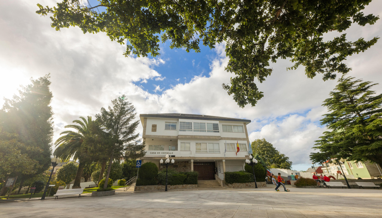 Vista da la casa consistorial de A Laracha
