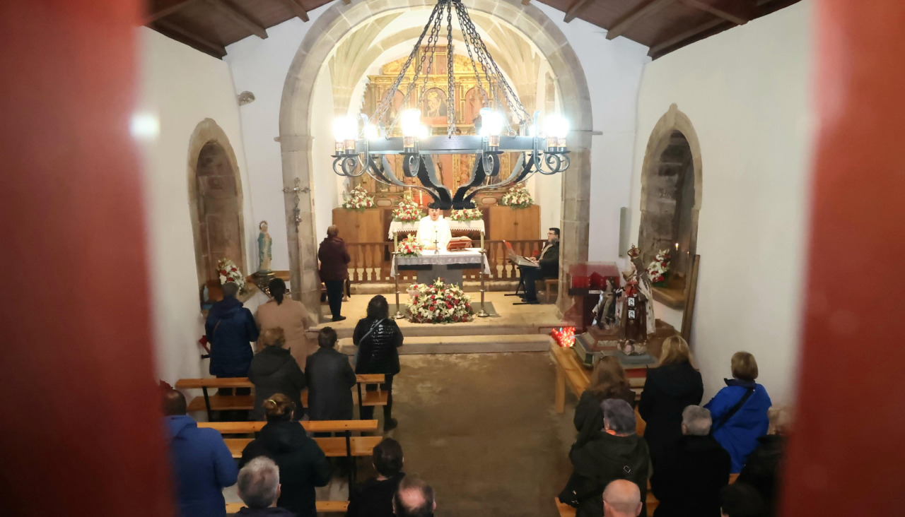 Una de las misas en la ermita de San Paio este jueves