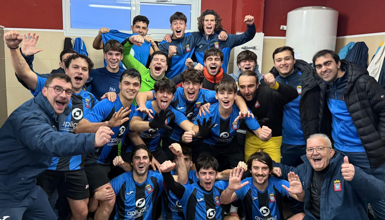 Los jugadores del Cabana celebrando el triunfo (6-2) logrado en el derbi ante el Ponteceso