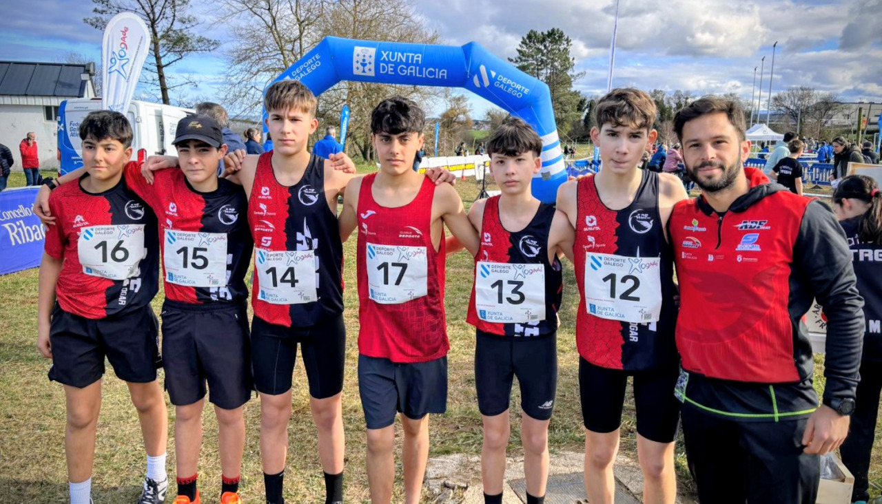 Atletas de la AD Fogar que participaron en la competición de cros escolar celebrada en Ribadeo