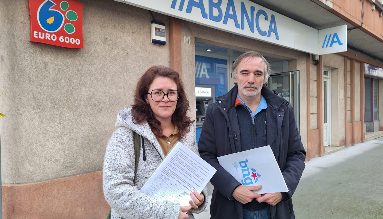 Representantes del partido nacionalista delante de la sucursal | cedida