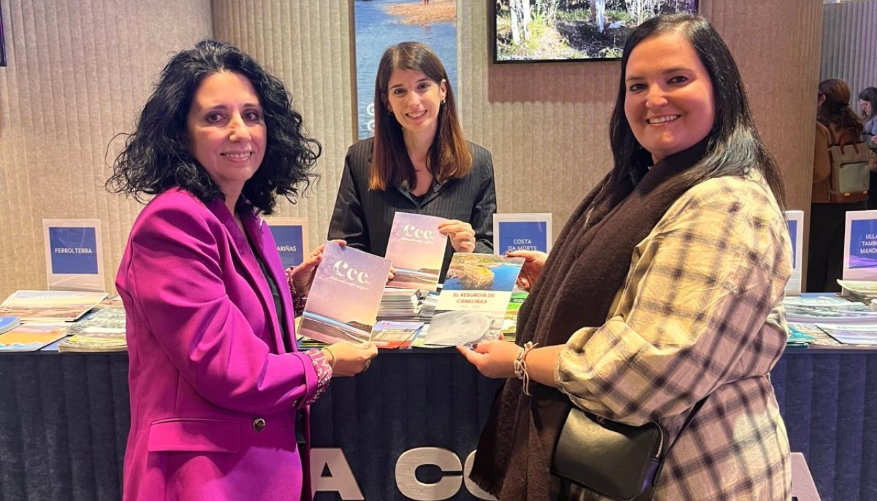 La alcaldesa de Cee Margot Lamela y la concejala de Turismo Luisa Rodríguez en Fitur