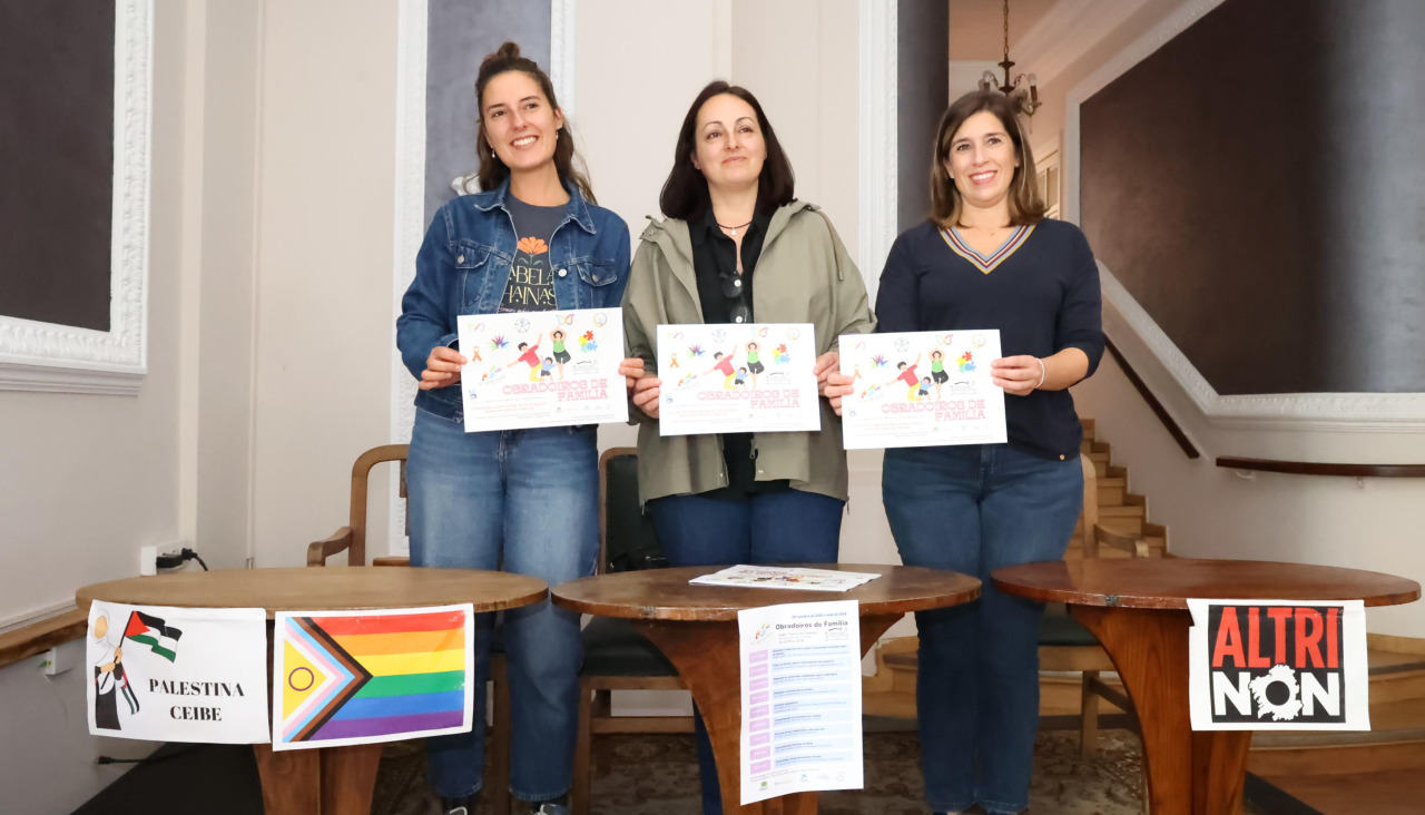 La directiva de Un Paso Máis con un cartel de actividades