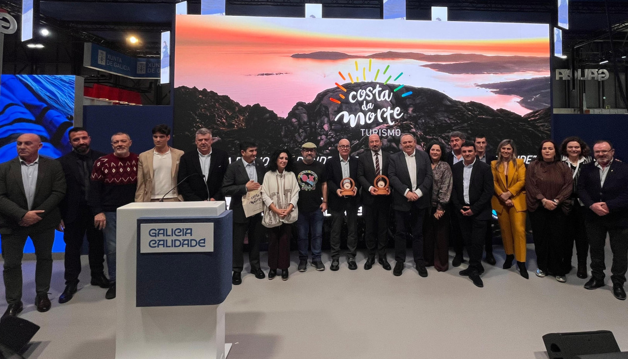 Representantes municipales y directivos de CMAT posan con representantes de la Xunta y del a Diputación en el segundo día de Fitur