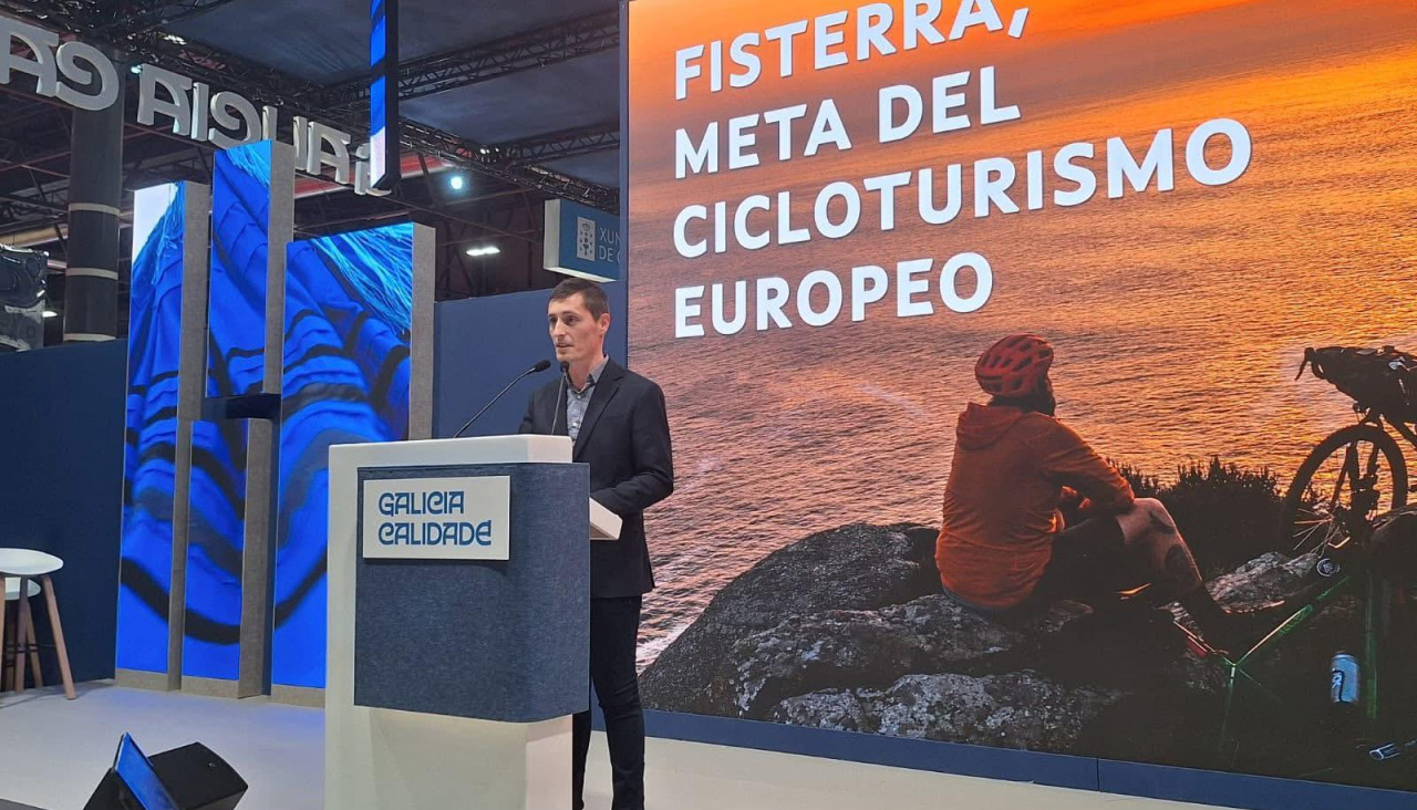 El regidor fisterrán Luis Insua presentando la campaña "Fisterra, meta do cicloturismo europeo"