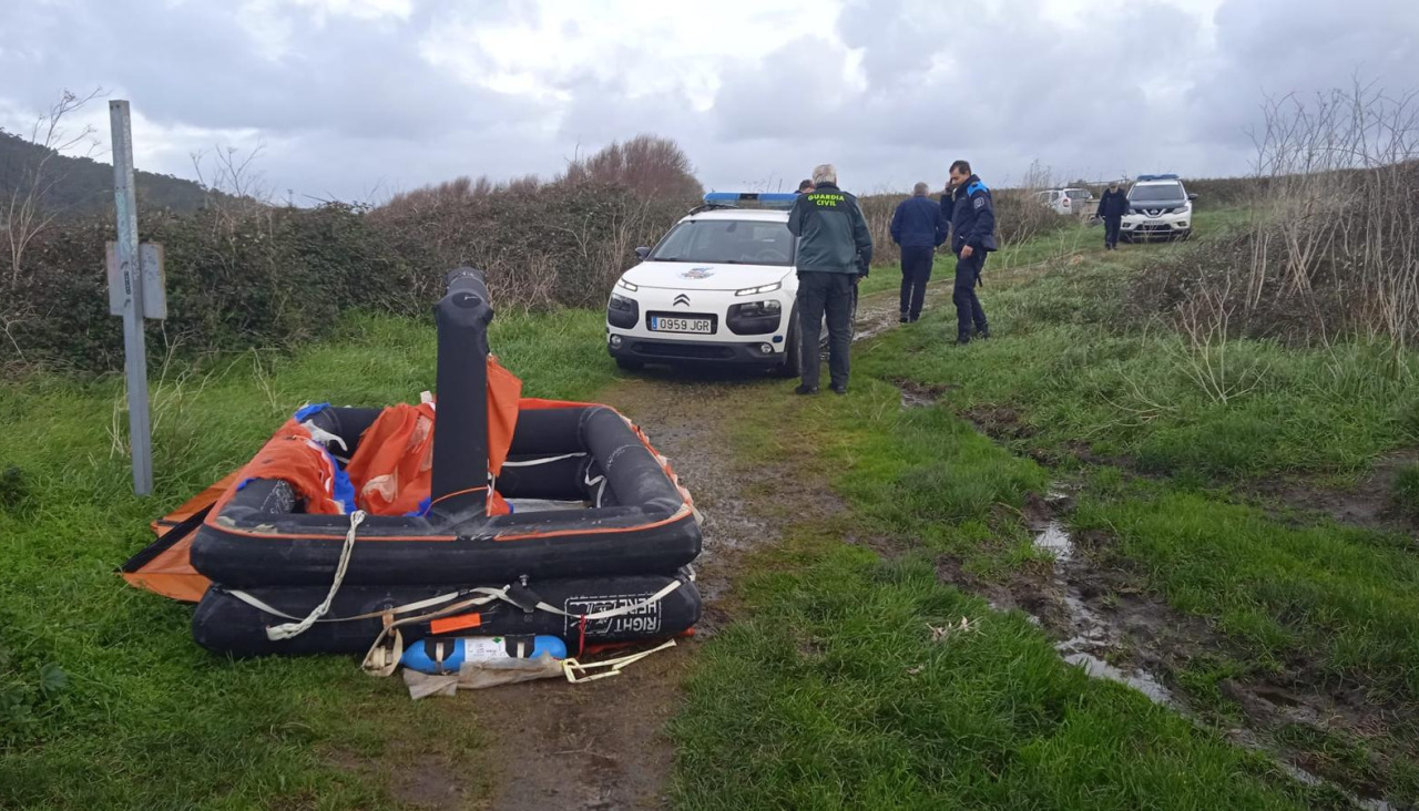 Rescatan una balsa salvavidas de un mercante maltés en una playa de Fisterra