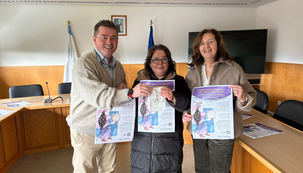 El alcalde, José Manuel Mato, haciendo entrega del lingote a la ganadora | cedida