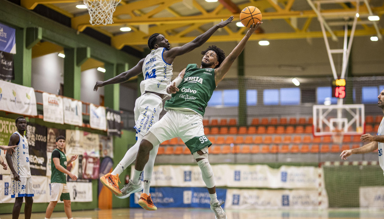 Curtis Larousse en un partido ante el Culleredo