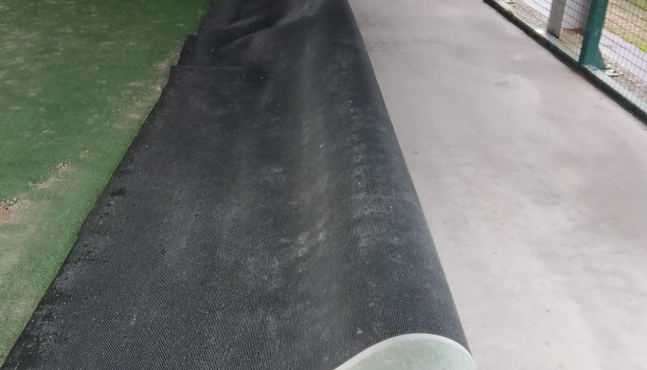 El viento provocó desperfectos en la pista de pádel de A Laracha