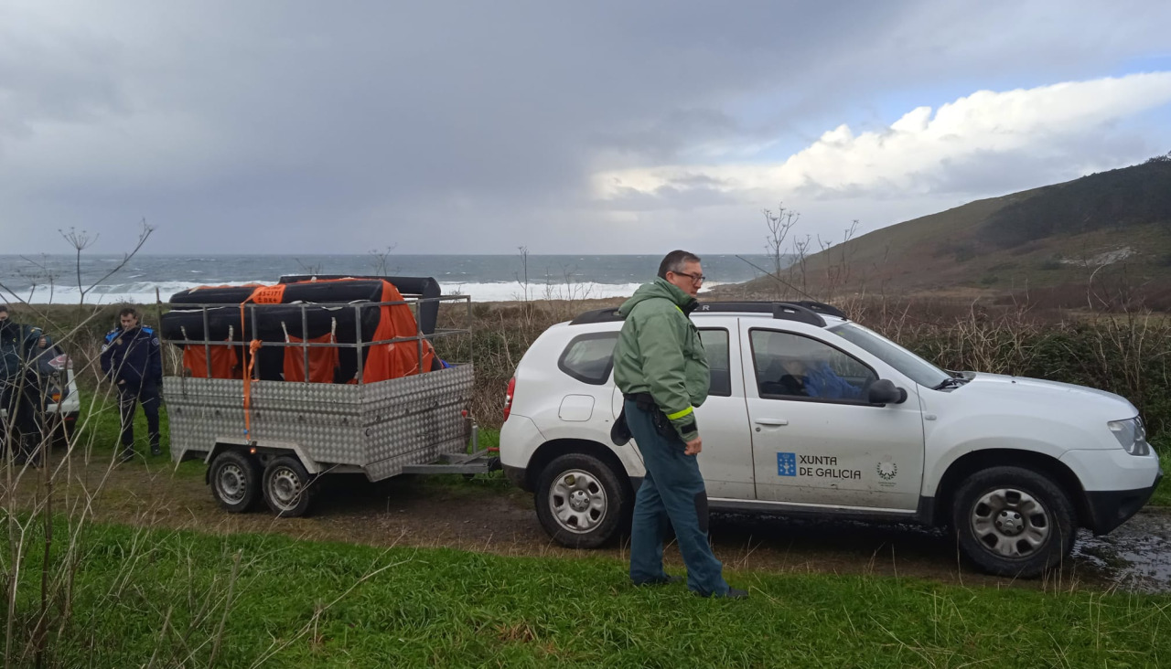 El servicio de Gardacosta recuperó una balsa que estaba a la deriva en Mar de Fóra