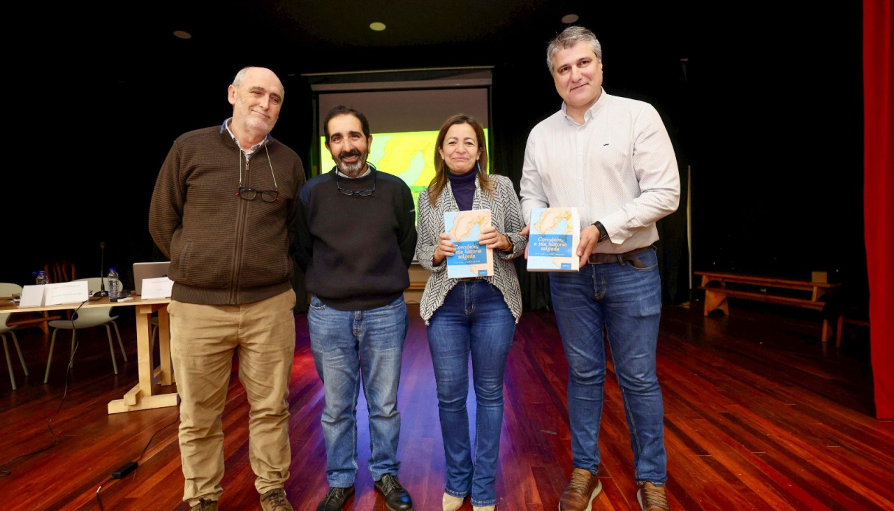 La conselleira do Mar, en la presentación del libro de Santiago Llovo, a su derecha