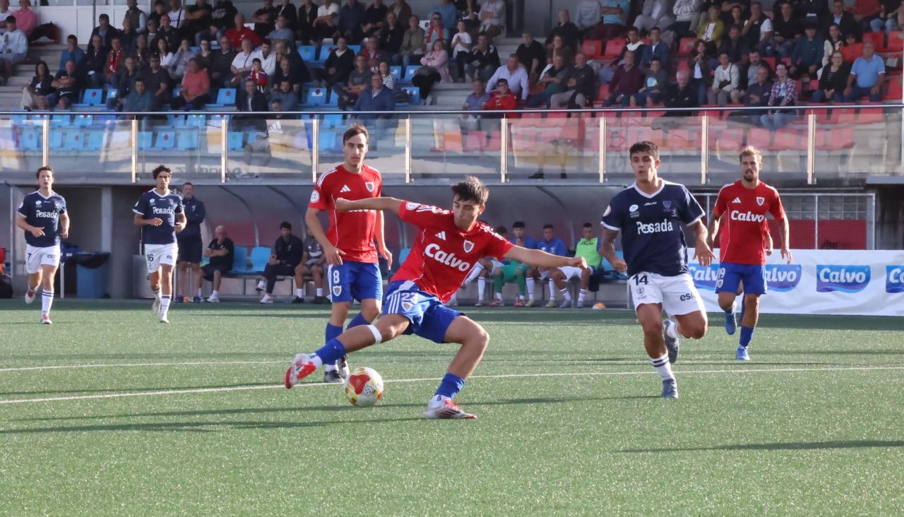 Una jugada del Bergantiños.Marino de Luanco de la Copa Federación, competición en la que los carballeses eliminaron al conjunto asturiano