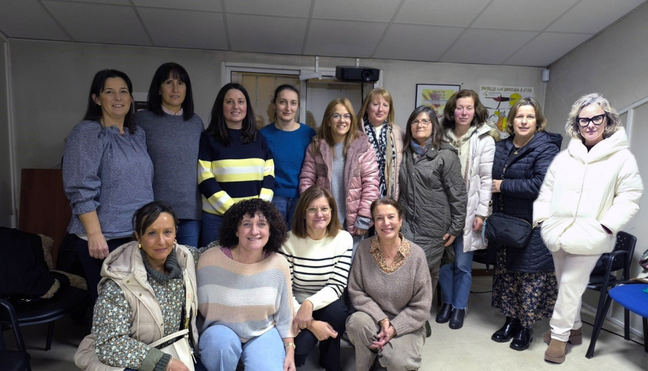 Grupo de trabajo que recibe sus enseñanzas en la sede de Vieiro