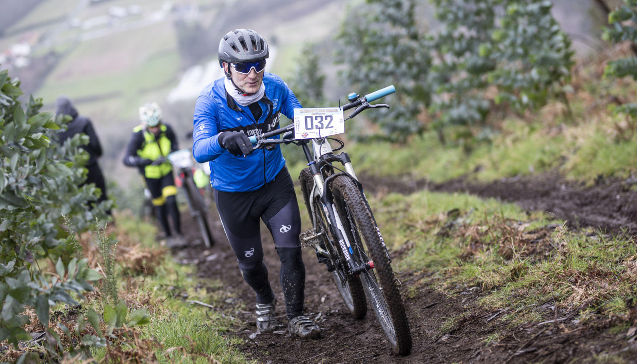 Dos de los participantes empujando por sus bicicletas