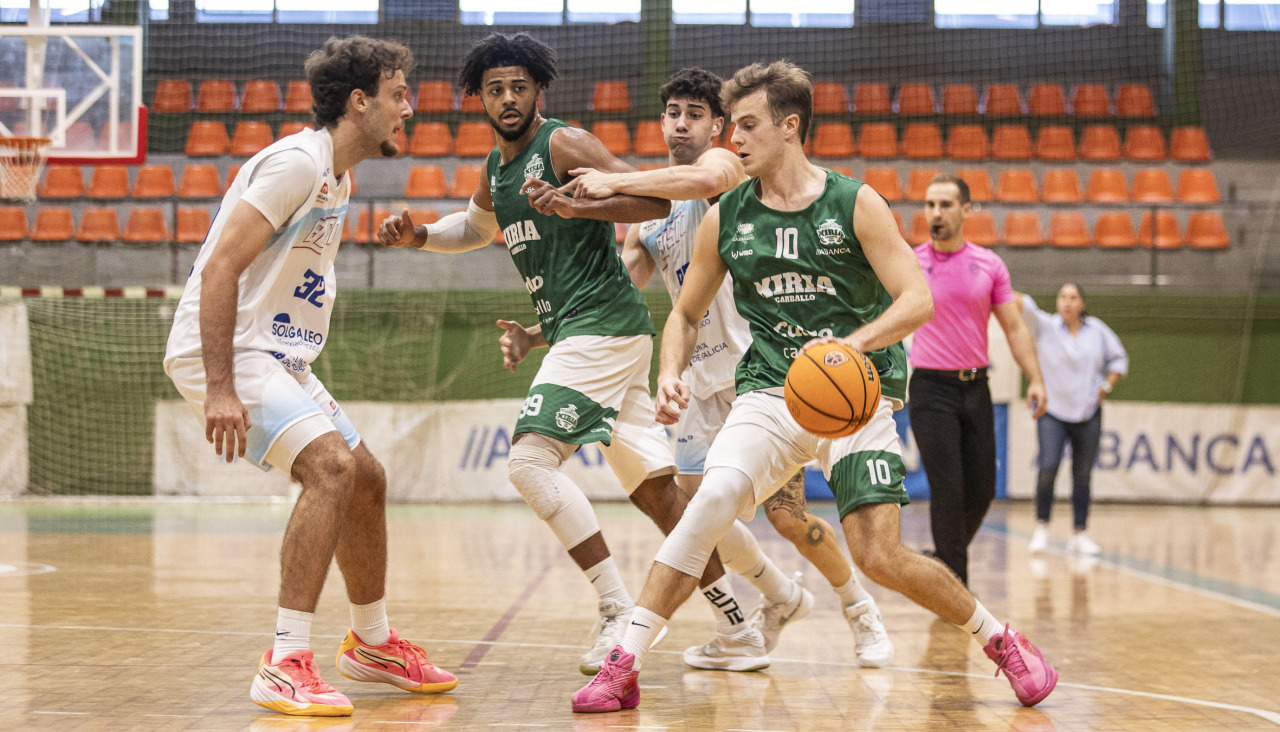 Álex Iglesias botando un balón en el partido de la primera vuelta en presencia de dos rivales y de su ya excompañero Curtis Larousse