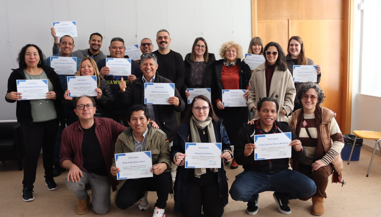 Entrega dos diplomas aos participantes no programa