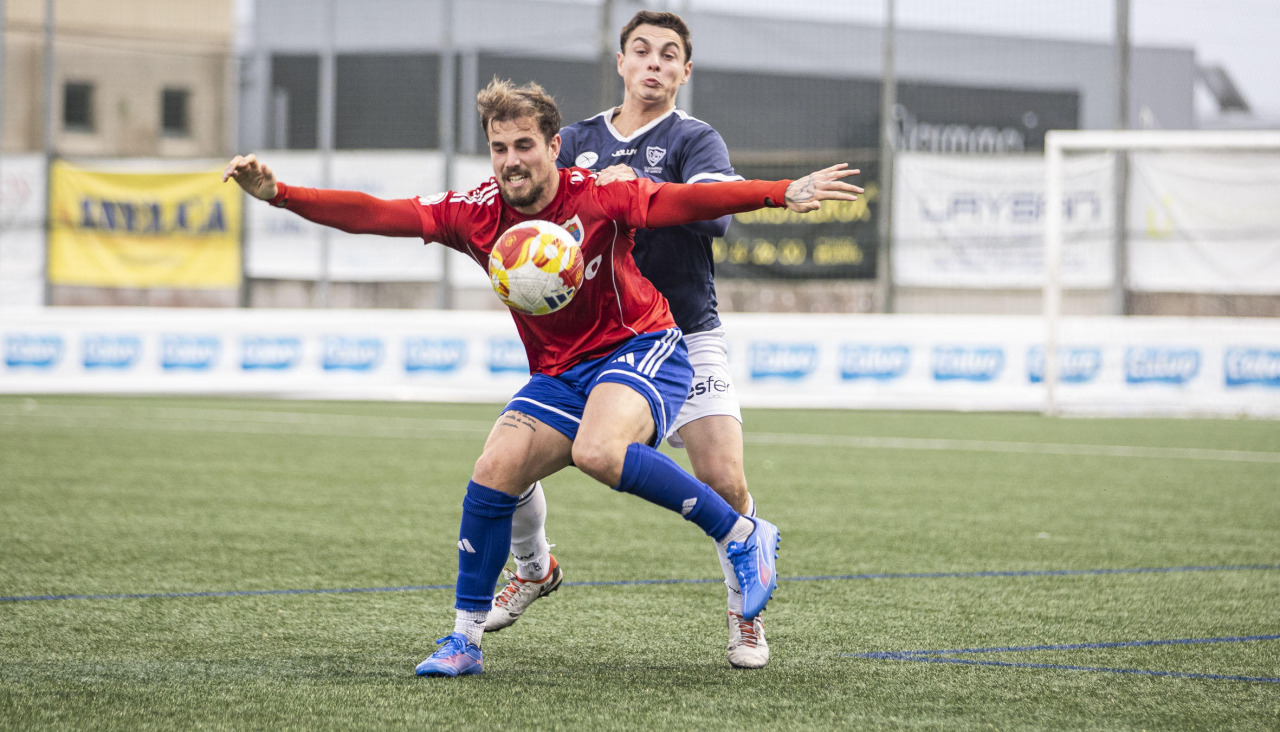 Isma Cerro protege un balón en el Bergantiños-Marino del pasado domingo (0-1)