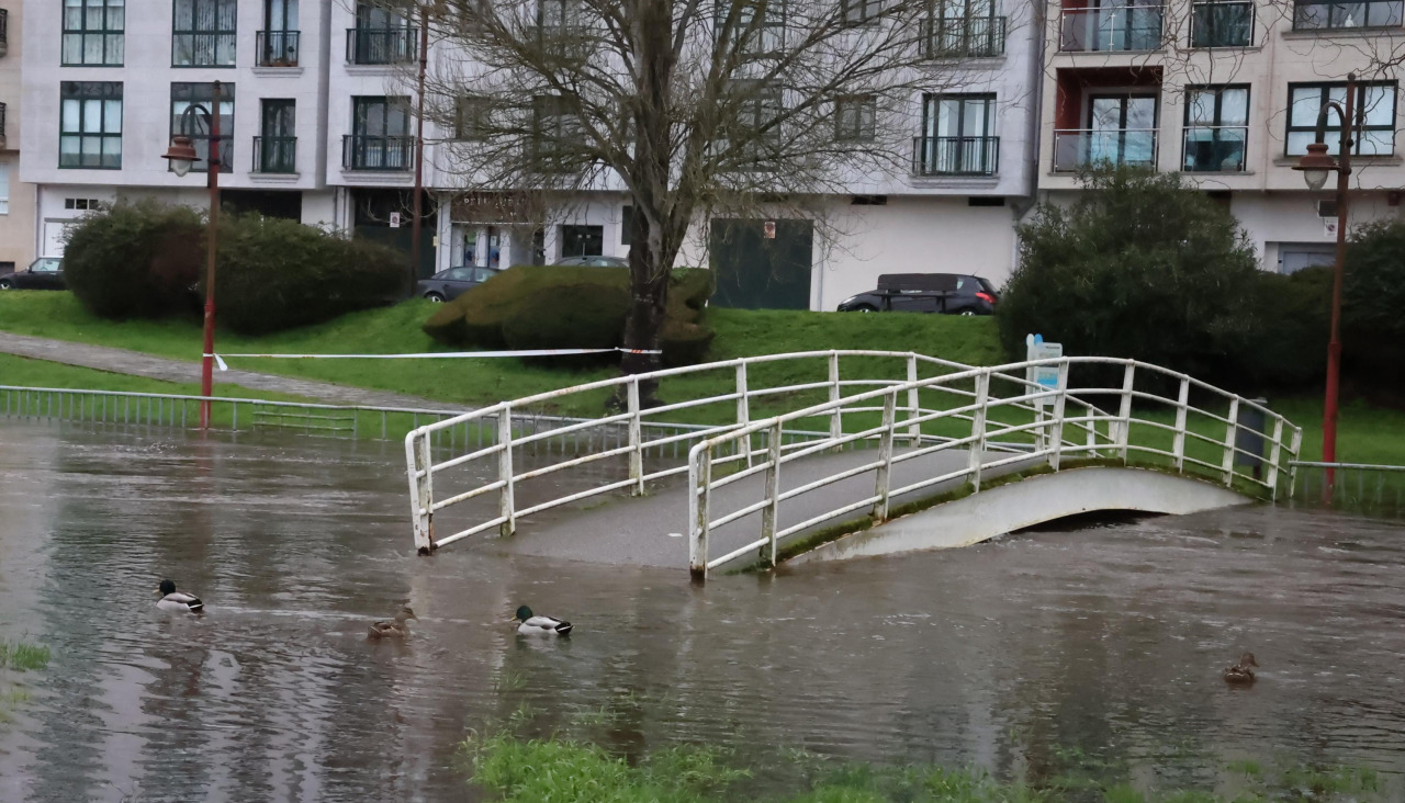 El río Anllóns desbordado en el San Martiño de Carballo