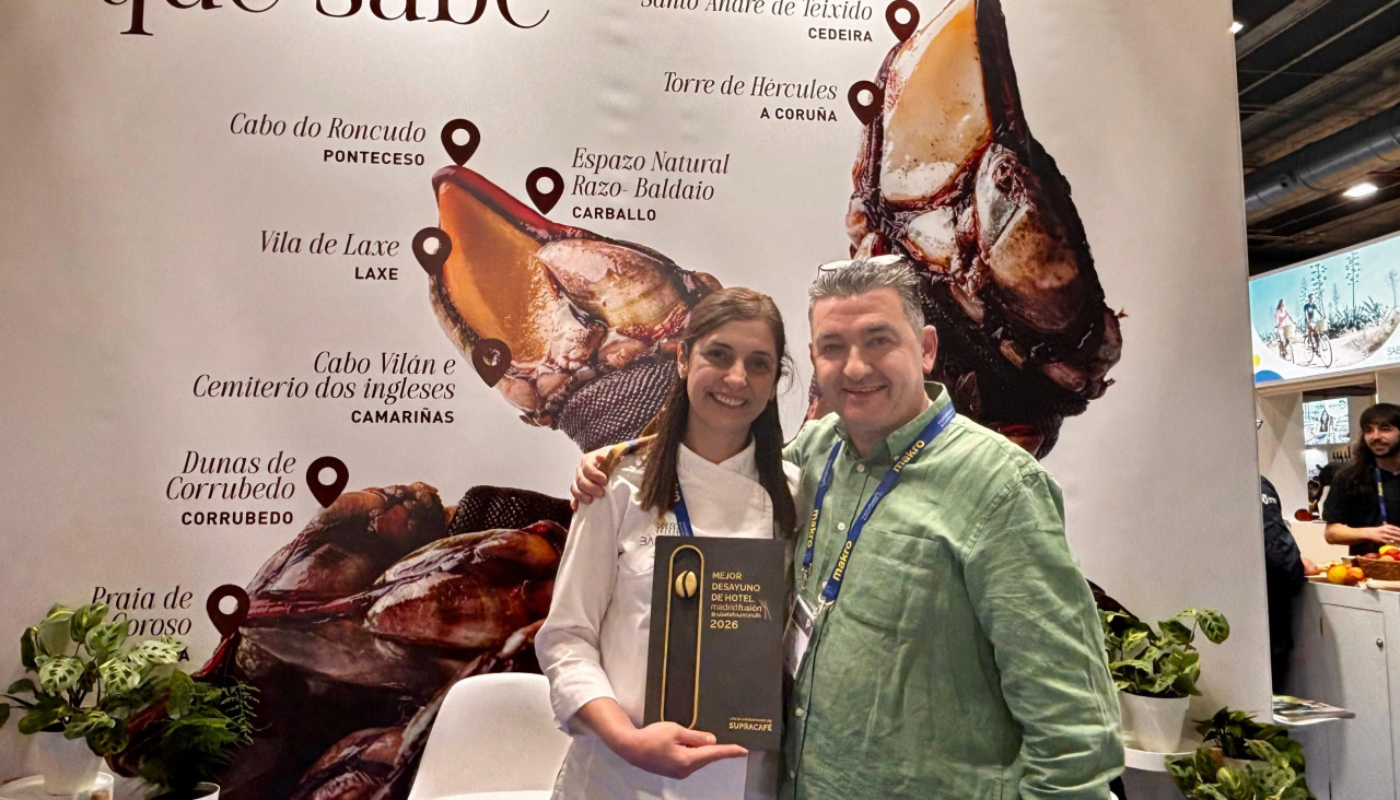 Silvia Facal y Rafa Varela posan con el premio recibido