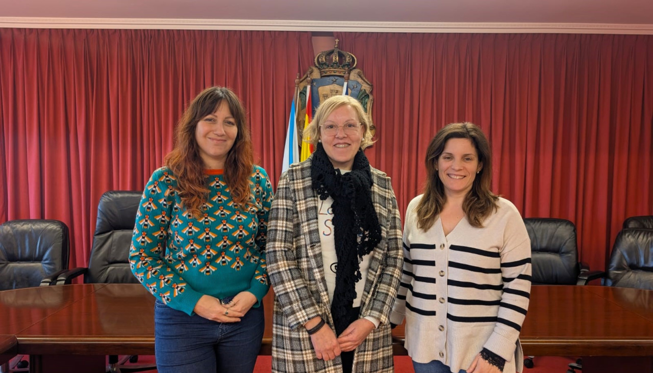Dos de las promotoras de la entidad se reunieron con la concejala Raquel Lema (centro)