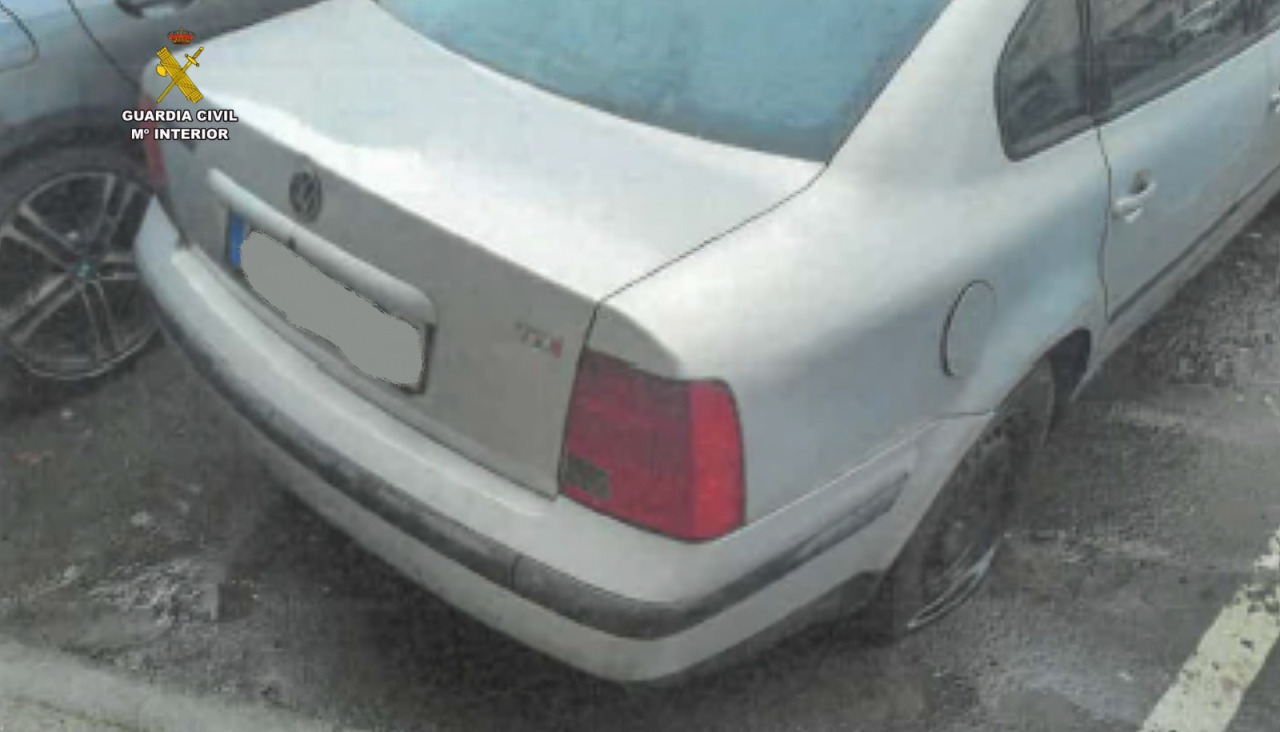 Uno de los coches a los que le pincharon las ruedas en Carballo