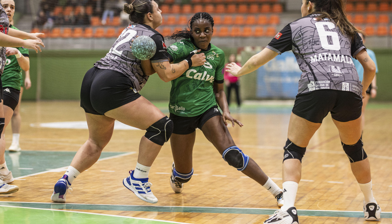 Ngnipa intenta marcharse de la férrea defensa viguesa