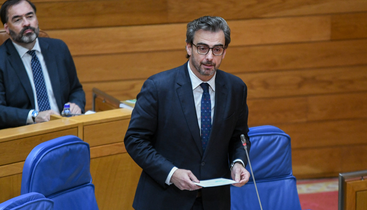 El conselleiro de Presidencia, Diego Calvo, durante su intervención en el pleno del Parlamento