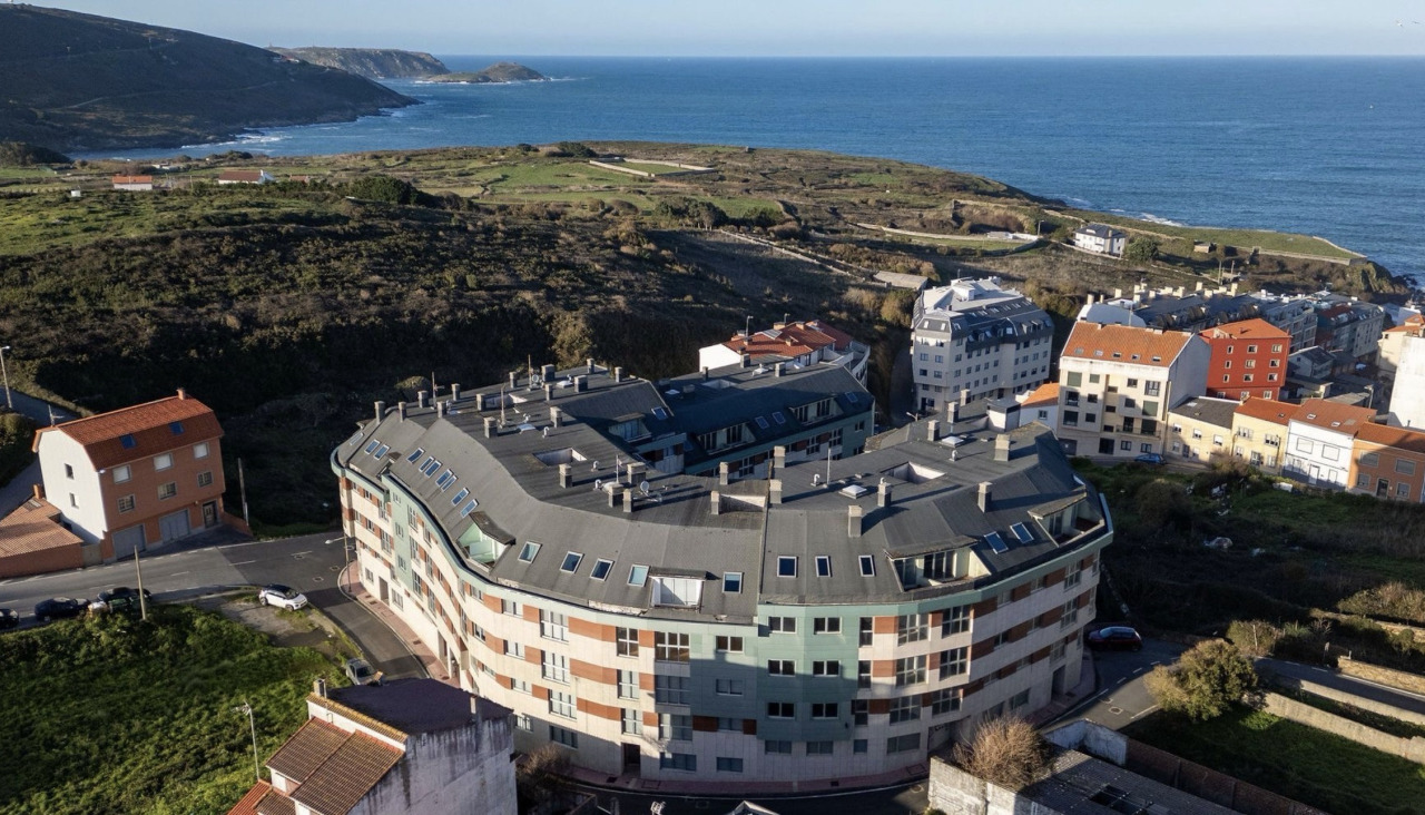 El edificio es el complejo más grande del municipio. y cuenta con piscina comunitaria en la parte alta de Canido