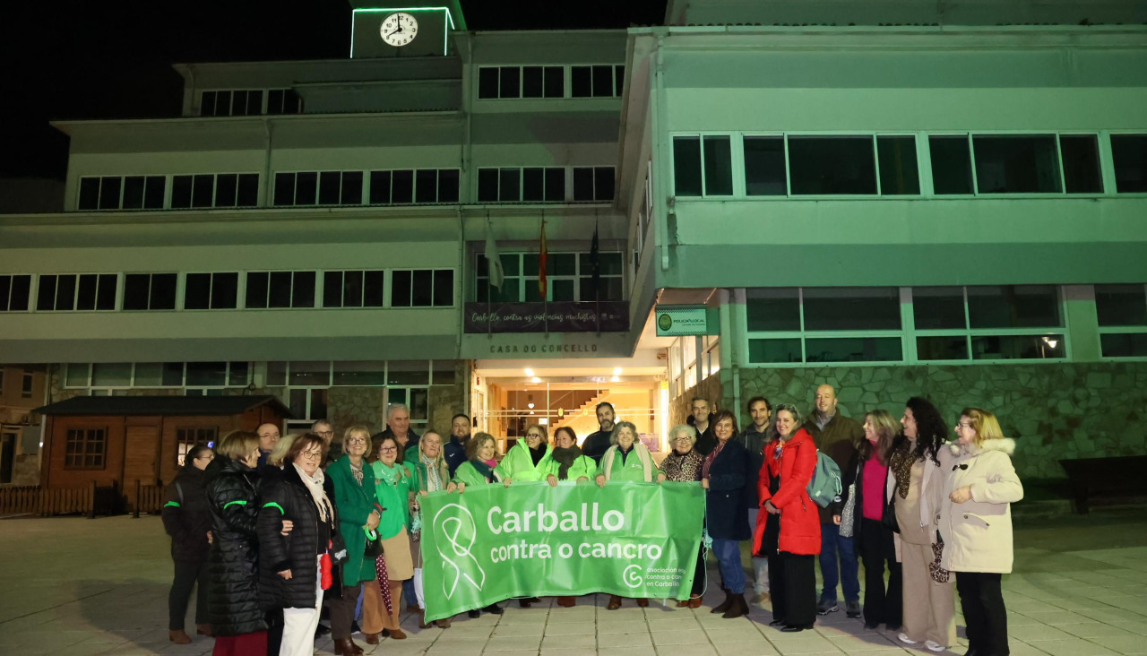 La Asociación contra el Cáncer de Carballo delante del Concello 